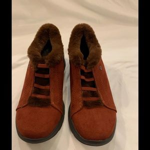 Bzees Maroon Faux Fur Trimmed Washable Slip On Comfort Bootie Size 8M New